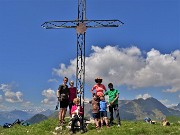 03 Alla croce del Vindiolo (2056 m) con amici ritrovati